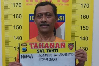 Mantan Kepala Desa Kedungbanteng, Kamdi menjadi tahanan. Sumber foto: Istimewa.