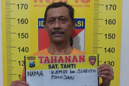 Mantan Kepala Desa Kedungbanteng, Kamdi menjadi tahanan. Sumber foto: Istimewa.