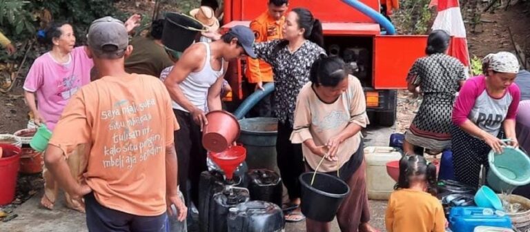 Warga saat mengambil bantuan air bersih. Sumber foto: Instagram BPBD Kabupaten Bekasi