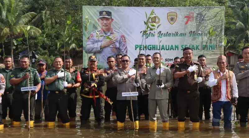 Tanam 1000 Pohon Mangrove di Desa Mondang. Sumber foto: mediacenter.paserkab.go.id