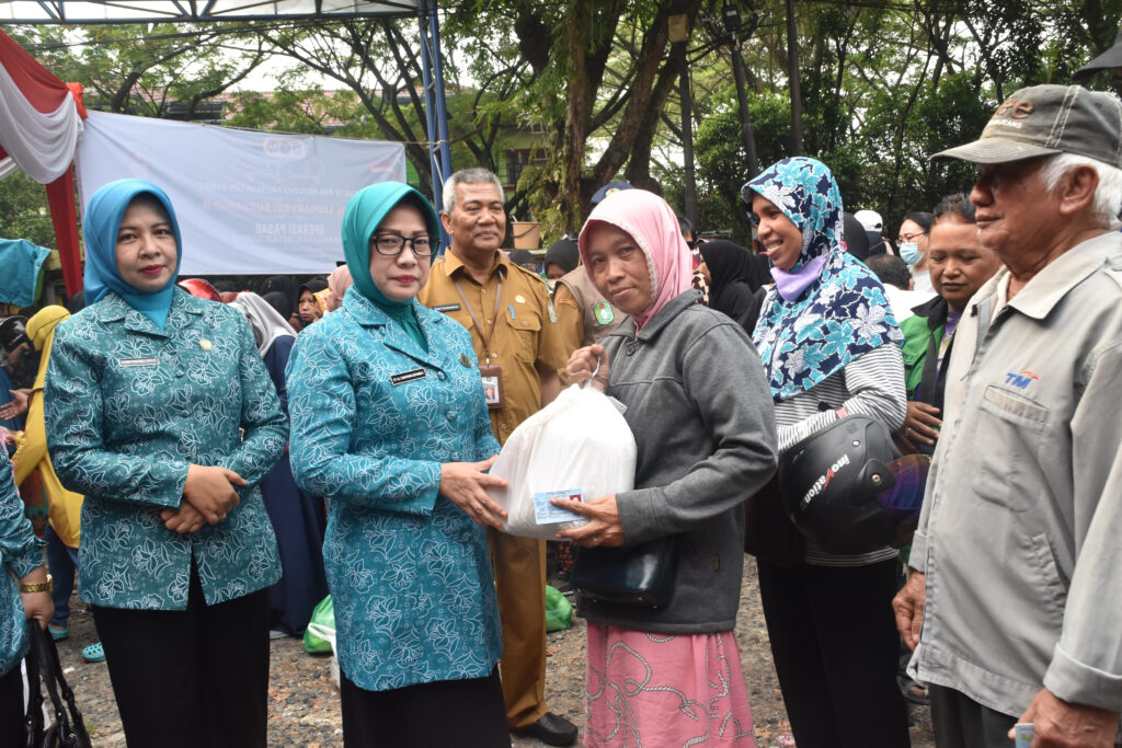 Kelompok Penggerak PKK Provinsi Kalimantan Barat menggandeng Dinas Perindustrian untuk memajukan penyelenggaraan kegiatan pasar. Sumber foto: kalbarprov.go.id