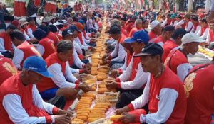 Suasana saat ribuan petani memipil jagung bersama. Sumber foto: Istimewa