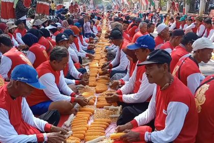 Suasana saat ribuan petani memipil jagung bersama. Sumber foto: Istimewa