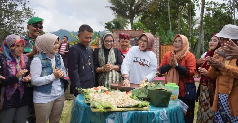 Wabup Lumajang Indah Amperawati (tengah) saat mencoba membuat rujak otek dalam Festival Rujak Otek. Sumber foto: Kominfo Lumajang.