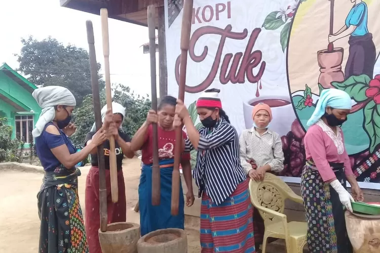 Para petani Kopi Poco Nembu Desa Colol. Sumber foto: website resmi victornews