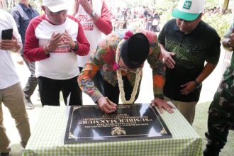 Bupati Sidoarjo Ahmad Muhdlor Ali saat meresmikan BUM Desa Sumber Makmur di Desa Sumberejo, Kecamatan Wonoayu, Kabupaten Sidoarjo. Sumber foto: Istimewa.