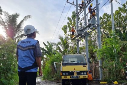 Petugas PLN saat melakukan perbaikan infrastruktur. Sumber foto: Dok. Humas PLN UID Jatim.