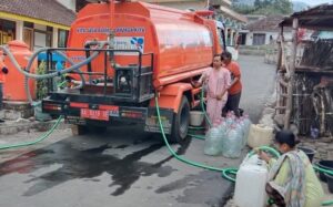 BPBD Temanggung saat mendistribusikan air bersih. Sumber: Dok Humas BPDPBD Temanggung.