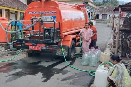 BPBD Temanggung saat mendistribusikan air bersih. Sumber: Dok Humas BPDPBD Temanggung.