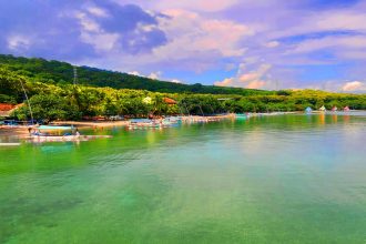 Pantai pasir putih terletak di Desa Pasir Putih, Kecamatan Bungatan, Kabupaten Situbondo. Sumber: https://pariwisata.situbondokab.go.id/