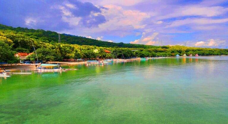 Pantai pasir putih terletak di Desa Pasir Putih, Kecamatan Bungatan, Kabupaten Situbondo. Sumber: https://pariwisata.situbondokab.go.id/