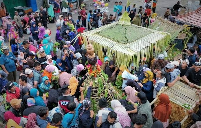 Tradisi Ngaruwat Bumi Jawa Barat, Sumber Foto: Bintang berita