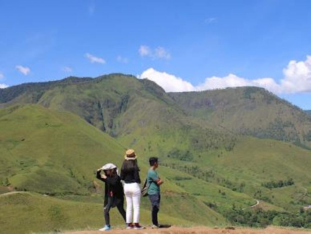 Bukit Holbung Desa Hariara Pohan. Sumber foto : Dok. Kemenparekraf.