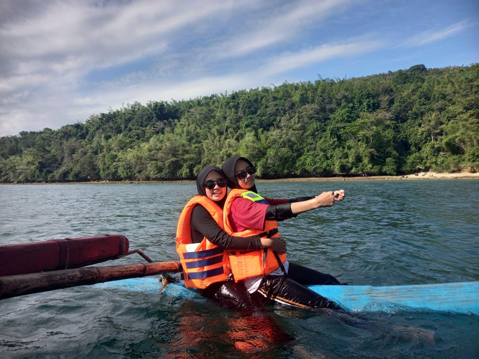 Wisata Susur Laut menggunakan fasilitas perahu di Desa Wisata Wrinhinputih. Sumber foto : Pengelola Desa Wisata Wringinputih.