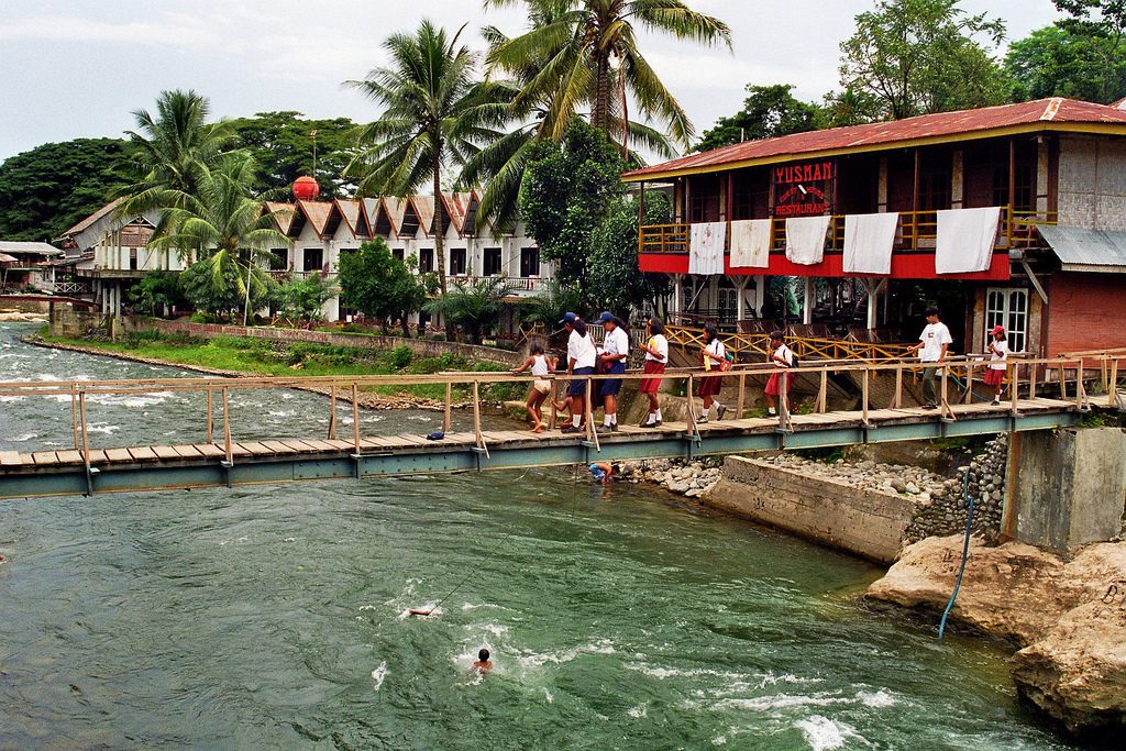 Anak SD Melewati Jembatan Gantung di Desa Wisata Perkebunan Bukit Lawang. 