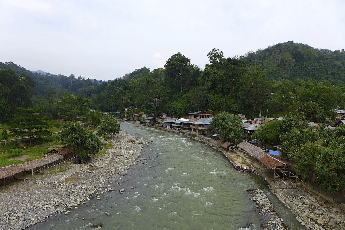 Sungai dan Taman Naional Gunung Leuser di Desa Wisata Perkebunan Bukit Lawang. Sumber foto : Pengelola Desa Wisata Perkebunan Bukit Lawang.