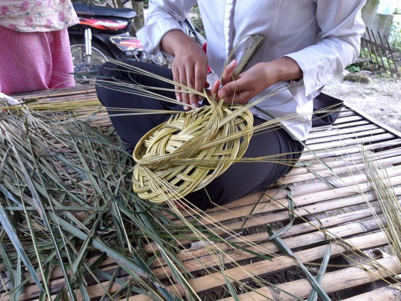 Kerajinan yang dijual di Pasar Tradisional di Desa Wisata Kampoeng Lama. Sumber foto : Dok. Kemenparekraf.