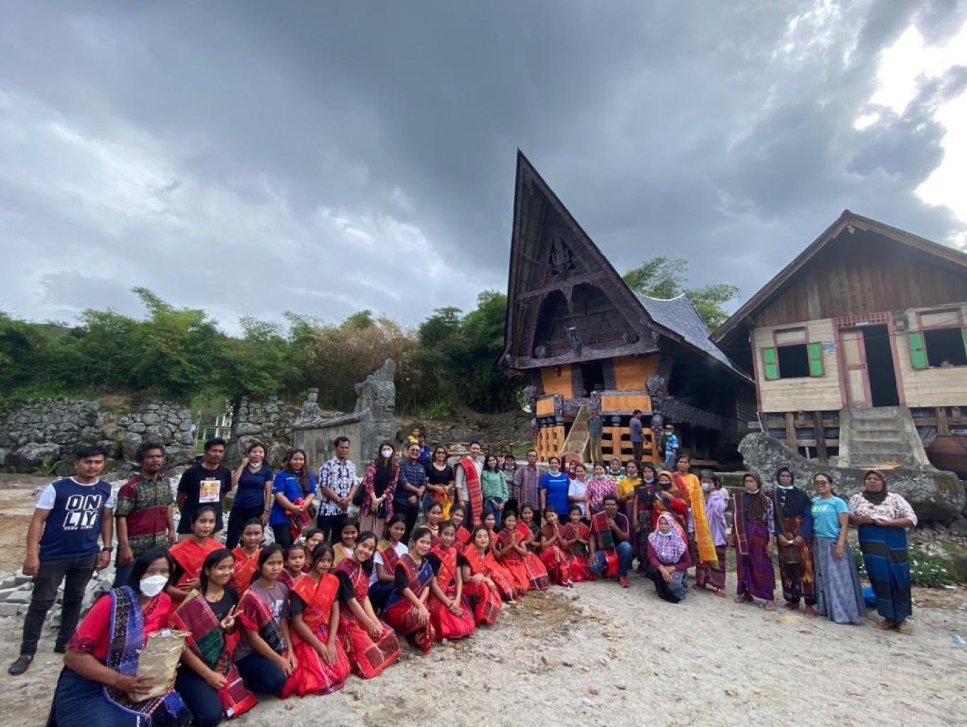 Menelisik Pesona Kebudayaan Suku Batak di Desa Wisata Hariara Pohan Warga Desa Wisata Hariara Pohan di Depan Rumah Adat Bolon. Sumber foto : Dok. Kemenparekraf.