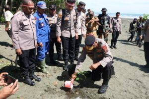 Kapolda Papua dan Forkopimda Sarmi Tanam 500 Bibit Pohon dalam Rangka Hari Kemerdekaan ke-78, Sumber Foto: humas.polri.go.id