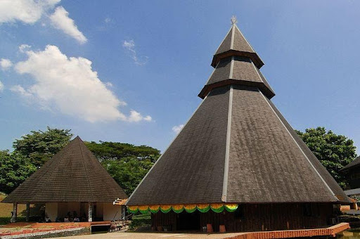 JAYAPURA - Frans Pekey Penjabat (Pj) Wali Kota Jayapura secara khusus mendorong sepuluh kampung adat yang ada ondoafinya untuk menjadi Desa Wisata. Hal itu disampaikannya saat membuka pelatihan pengelolaan Desa Wisata yang digelar Dinas Pariwisata Kota Jayapura.