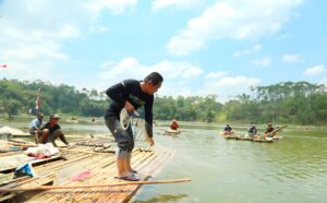 Bupati Lumajang Thoriqul Haq saat mencoba memanen ikan. Sumber foto: Kominfo Lumajang.