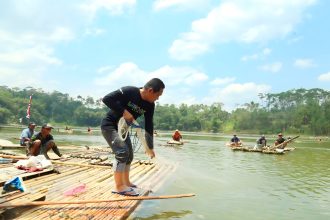 Bupati Lumajang Thoriqul Haq saat mencoba memanen ikan. Sumber foto: Kominfo Lumajang.