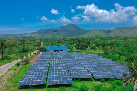 pengembangan pembangkit listrik tenaga surya adalah salah satu komitmen Indonesia dalam menciptakan energi bersih. sumber: indonesia.go.ig