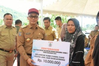 Pj Gubernur Sulbar Prof Zudan Arif Fakrulloh menyerahkan secara simbolis bantuan kepada pelaku usaha di Desa Tadui Sumber Foto: Istimewa