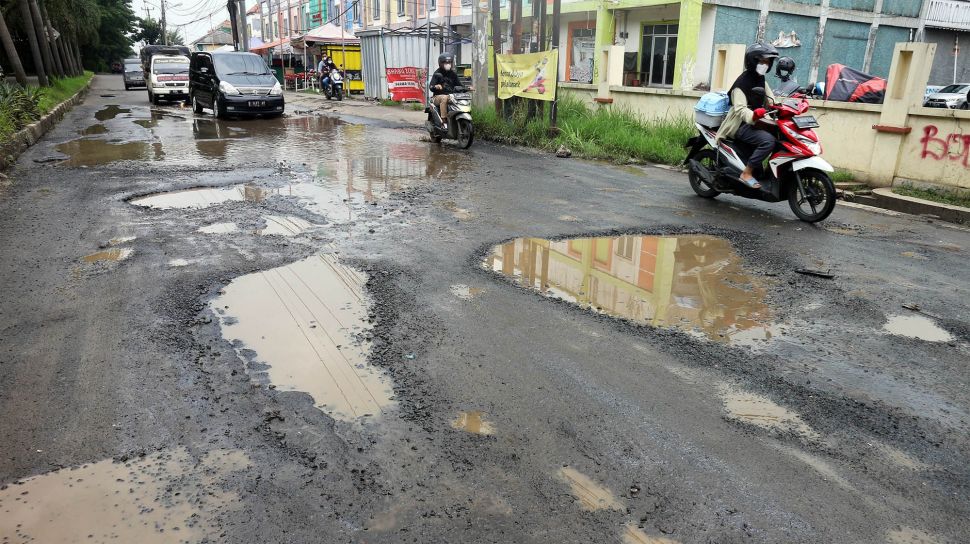 Protes, Warga di Kisaran Mandi dan Cuci Motor di Jalan Rusak