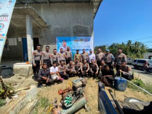 Jajaran angota Polresta Mamuju dan Pemdes Tadui bekerjasama membangun sumur bor dan pompa air Sumber Foto: humas.polri.go.id