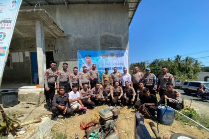 Jajaran angota Polresta Mamuju dan Pemdes Tadui bekerjasama membangun sumur bor dan pompa air Sumber Foto: humas.polri.go.id