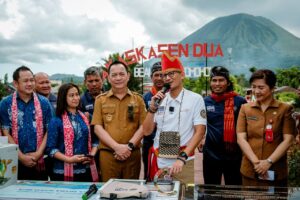 Menteri Pariwisata dan Ekonomi Kreatif (Menparekraf) Sandiaga Salahuddin Uno saat meninjau Desa Wisata Kakaskasen Dua, Tomohon, Sulawesi Utara. Sumber Foto: kemenparekraf.go.id