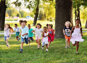 Ilustrasi anak bermain di Taman. Sumber foto: iStock.