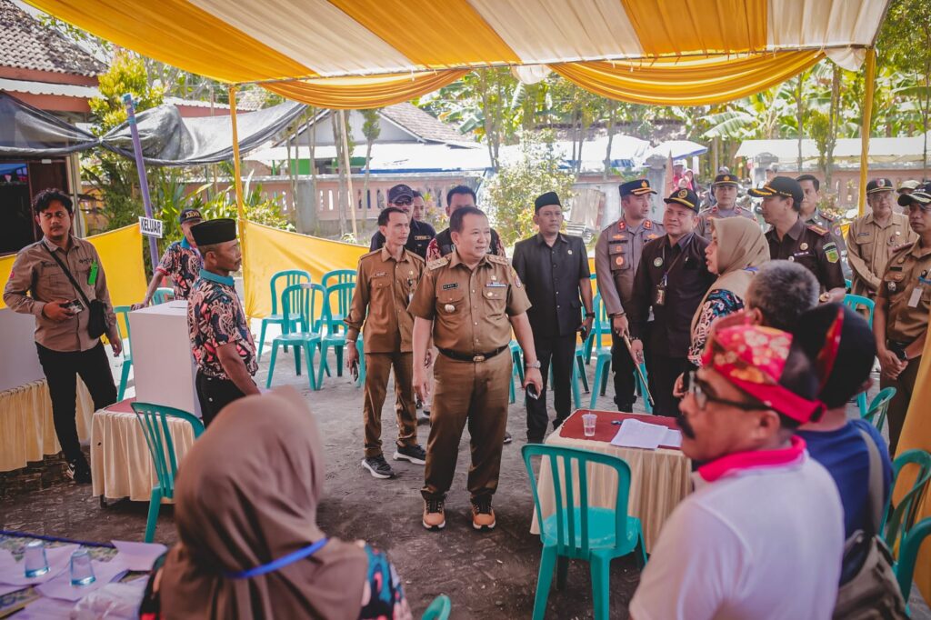 Bupati Jember, Forkopimda Jember dan sejumlah pejabat saat meninjau pelaksaan Pilkades. Sumber foto: PPID Jember.