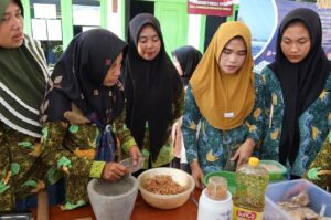 Sejumlah ibu-ibu Pokdarwis saat membuat olahan tulang ikan tongkol. Sumber foto: https://unej.ac.id/