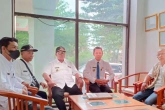 Kades se-Kecamatan Semboro saat menyampaikan aspirasi warga di Dinkes Jember. Sumber foto: Istimewa