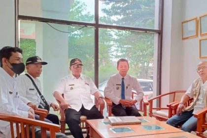 Kades se-Kecamatan Semboro saat menyampaikan aspirasi warga di Dinkes Jember. Sumber foto: Istimewa