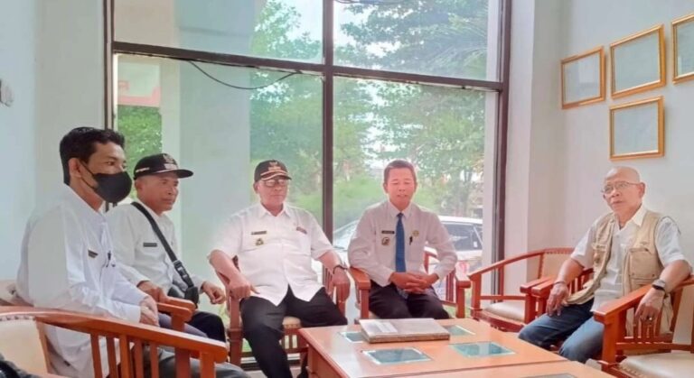 Kades se-Kecamatan Semboro saat menyampaikan aspirasi warga di Dinkes Jember. Sumber foto: Istimewa