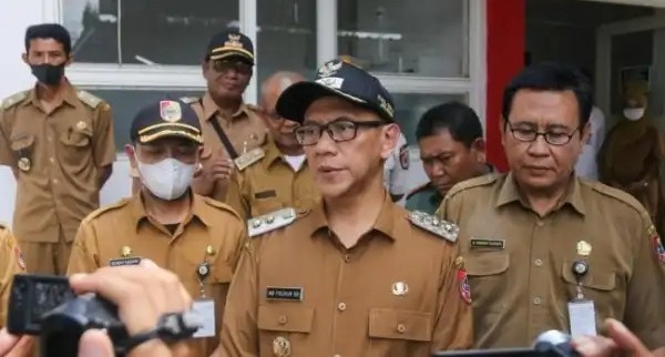 Wabup MB Firjaun saat melakukan sidak di Puskesmas Semboro, Jember. Sumber foto: Istimewa.