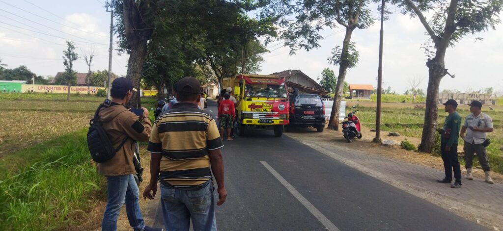 Sejumlah warga saat menghentikan truk penyuplai bahan baku pabrik semen. Sumber foto: Istimewa