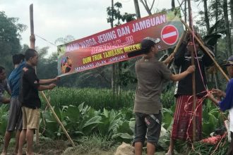 Warga pasang banner penolakan dum truk dari tambang illegal melewati jalan desa. Sumber foto: Istimewa.