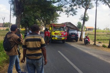 Sejumlah warga saat menghentikan truk penyuplai bahan baku pabrik semen. Sumber foto: Istimewa
