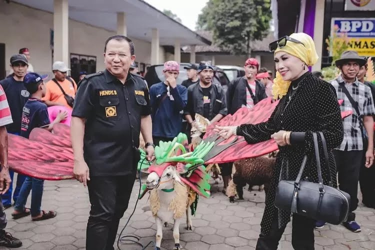 Bupati Jember Hendy Siswanto saat menghadiri Domba Fashion Show. Sumber foto: Instagram Pemkab Jember.