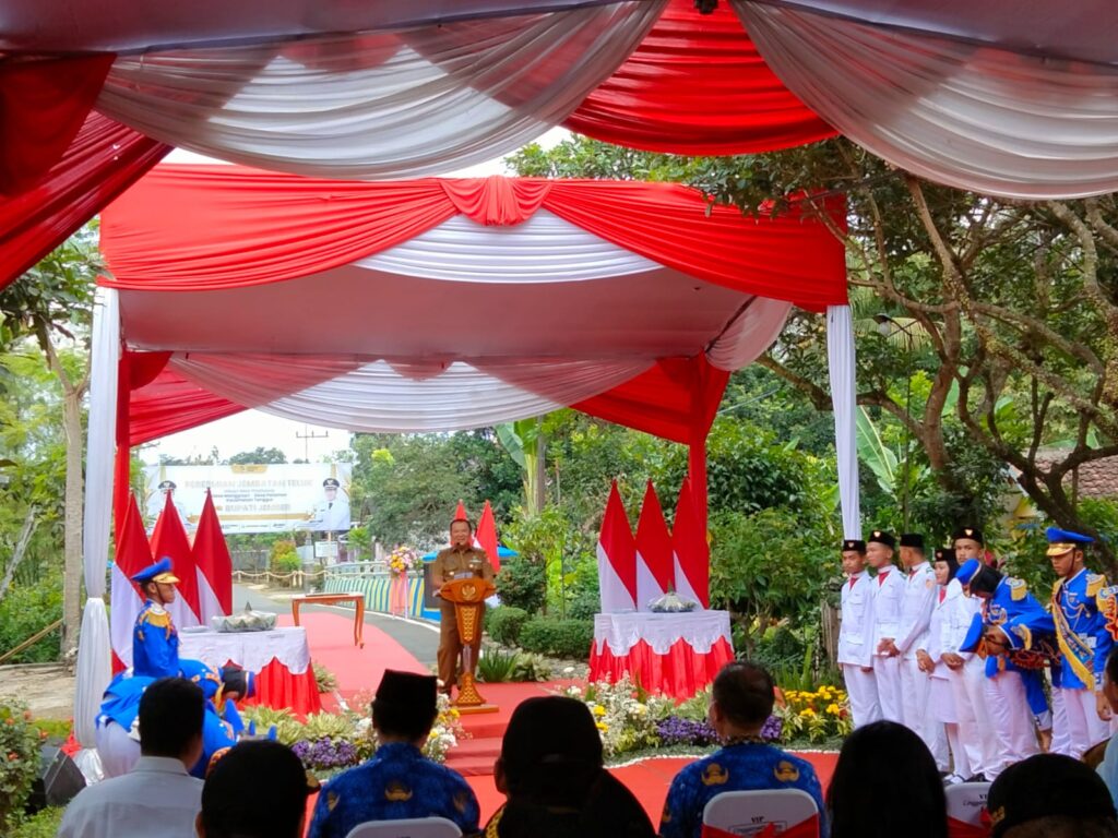 Bupati Jember Hendy Siswanto saat memberikan sambutan peresmian jembatan. Sumber foto: PPID Jember.