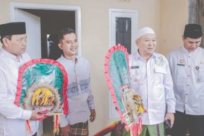 Bupati Jember Hendy Siswanto saat berkunjung tempat produksi mainan Reog di Desa Wonorejo, Kecamatan Kencong. Sumber foto: PPID Jember.