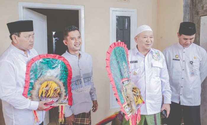 Bupati Jember Hendy Siswanto saat berkunjung tempat produksi mainan Reog di Desa Wonorejo, Kecamatan Kencong. Sumber foto: PPID Jember.