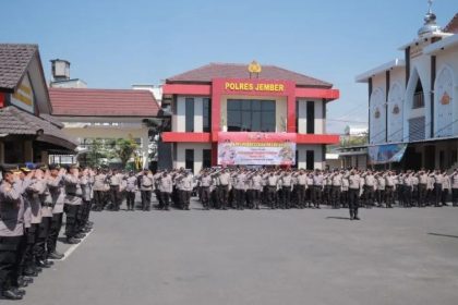 Polres Jember menggelar Apel Pergeseran Pasukan dalam rangka pengamanan pilkades serentak. Sumber foto: Polres Jember.