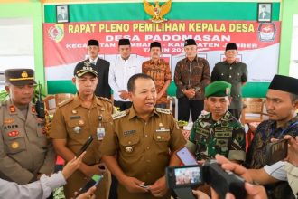Bupati Jember Hendy Siswanto (tengah) saat memberikan keterangan terkait hasil pemantauan terhadap pelaksanaan pilkades di Desa Padomasan, Kecamatan Jombang. Sumber foto: Diskominfo Jember.