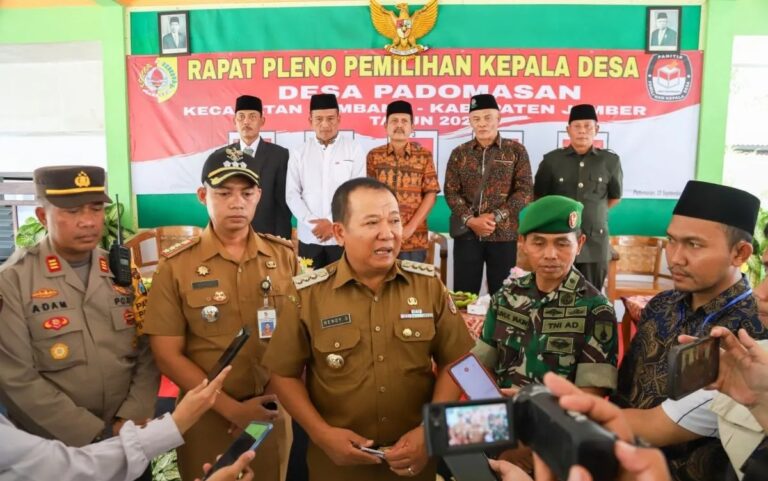 Bupati Jember Hendy Siswanto (tengah) saat memberikan keterangan terkait hasil pemantauan terhadap pelaksanaan pilkades di Desa Padomasan, Kecamatan Jombang. Sumber foto: Diskominfo Jember.