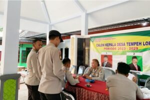 Petugas kepolisian usai meninjau persiapan Pilkades di Desa Tempeh Lor. Sumber foto: Diskominfo Lumajang.